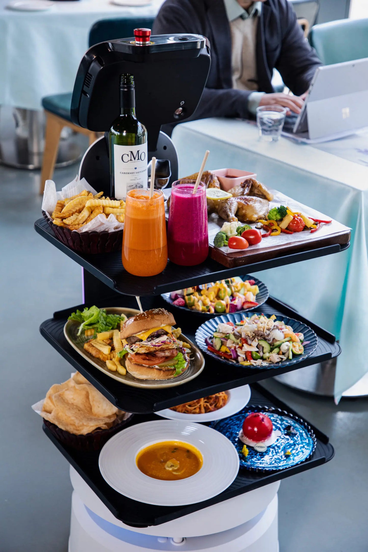 Robot de service intelligent livraison alimentaire haute performance 2024