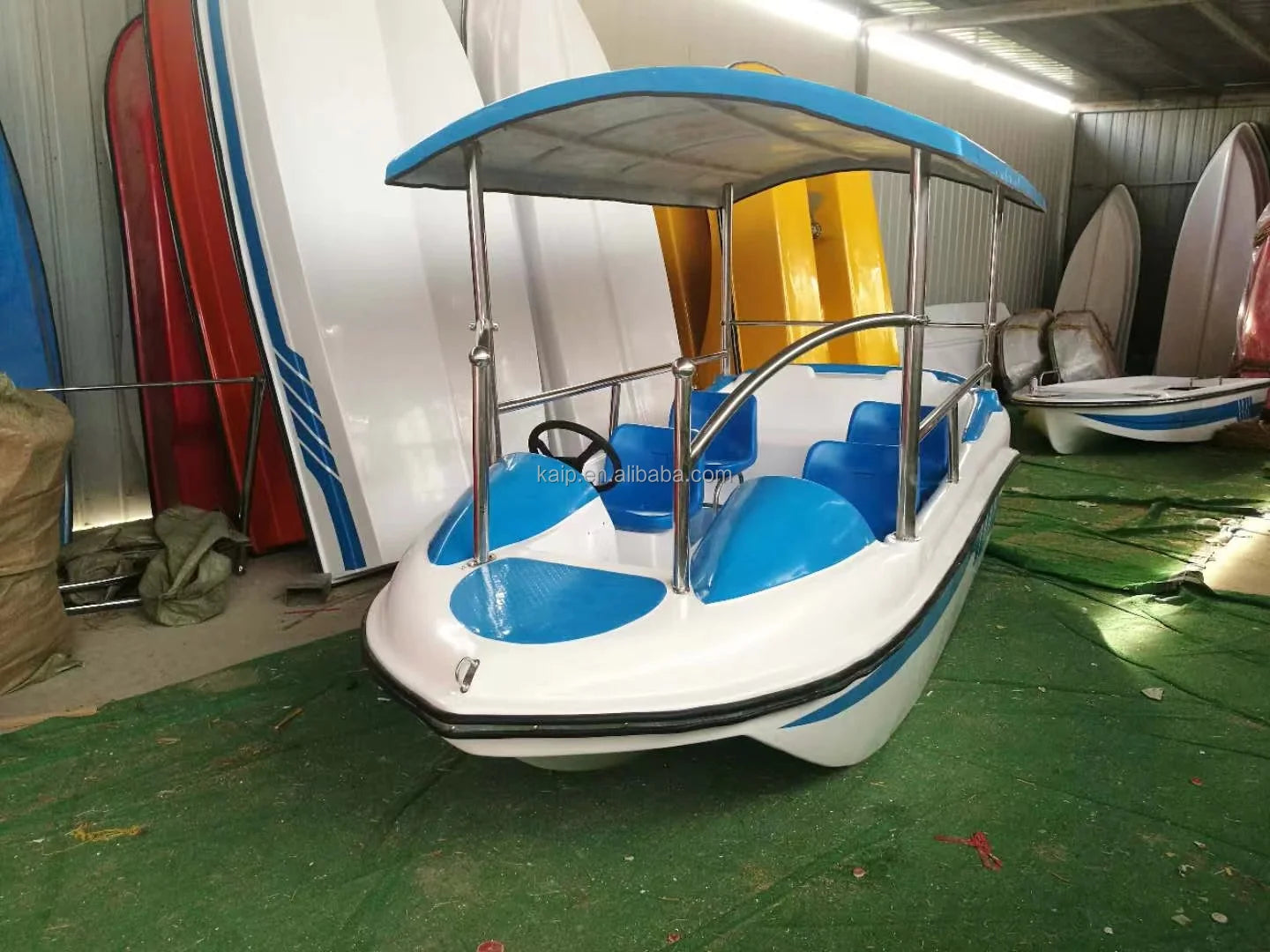 Bateau solaire électrique 6 places en fibre de verre