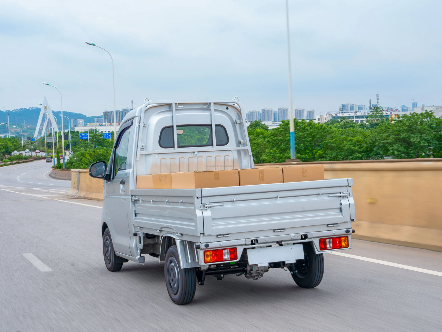 Camion léger électrique mini 210km autonomie 15kW capacité 410kg