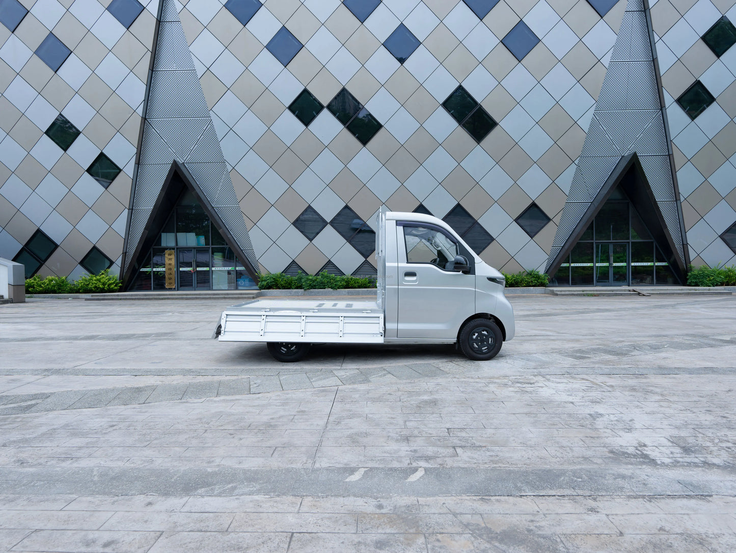 Camion léger électrique mini 210km autonomie 15kW capacité 410kg