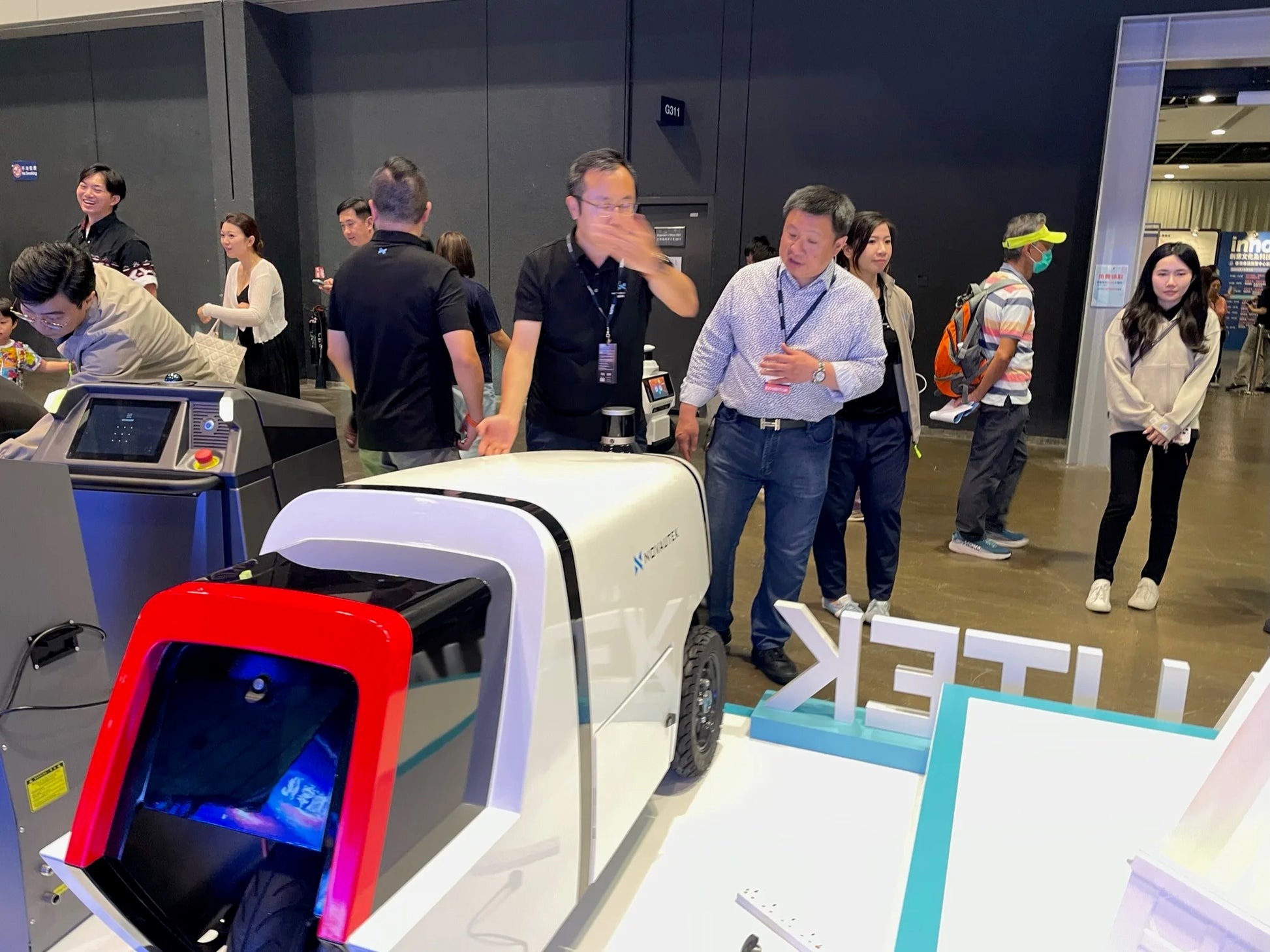 Robot de Livraison Extérieure Autonome SKYBOT 45 km/h Grande Capacité