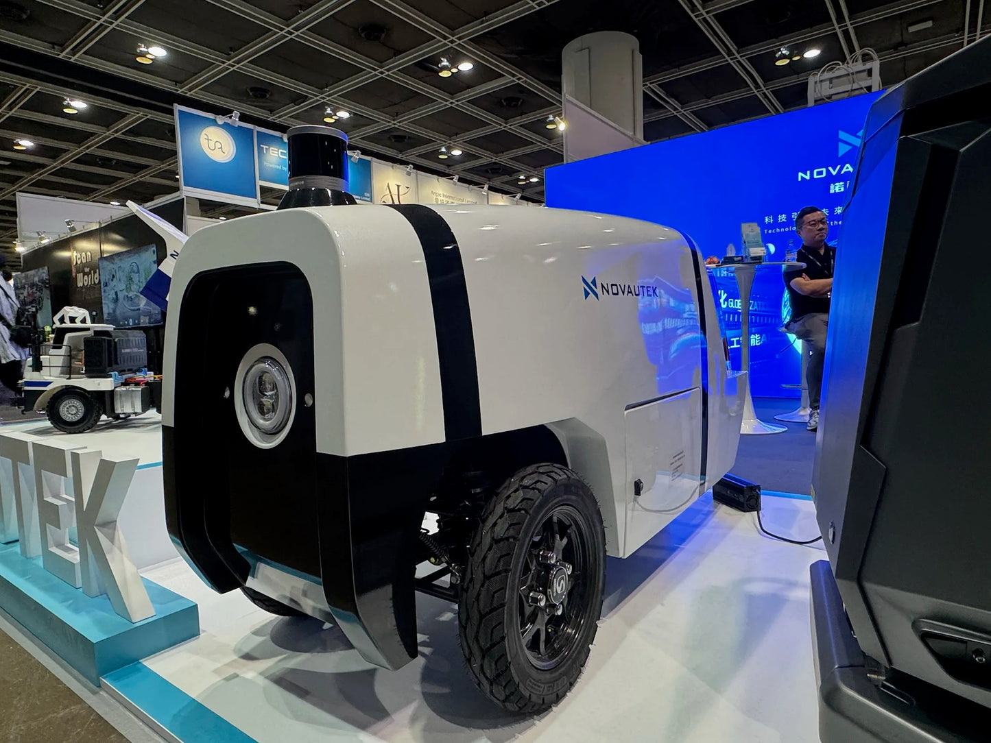 Robot de Livraison Extérieure Autonome SKYBOT 45 km/h Grande Capacité