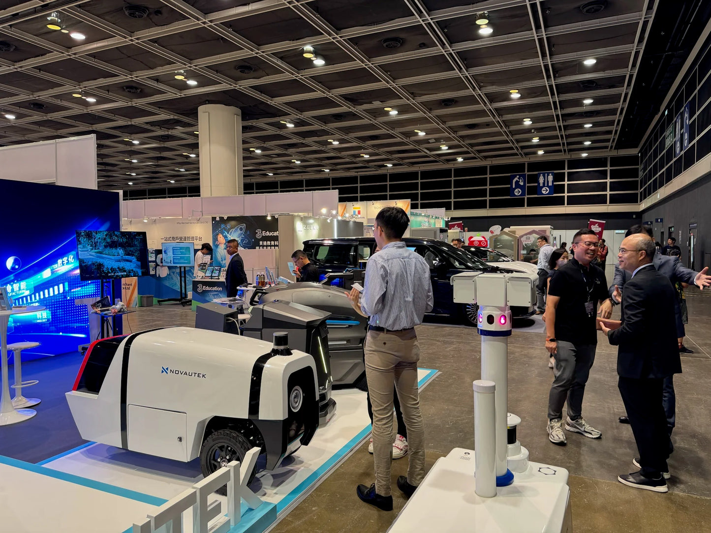 Robot de Livraison Extérieure Autonome SKYBOT 45 km/h Grande Capacité