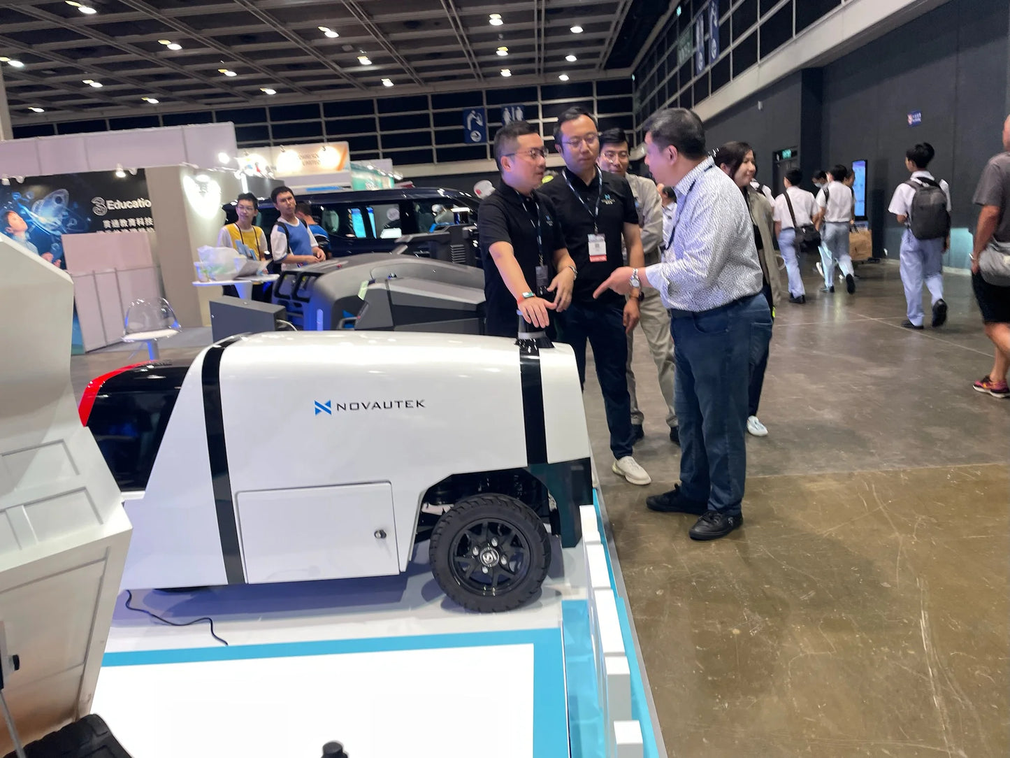 Robot de Livraison Extérieure Autonome SKYBOT 45 km/h Grande Capacité