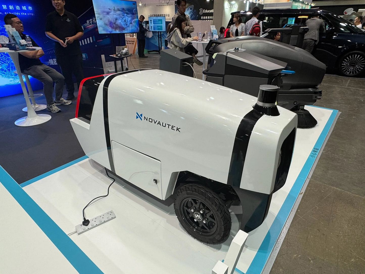 Robot de Livraison Extérieure Autonome SKYBOT 45 km/h Grande Capacité