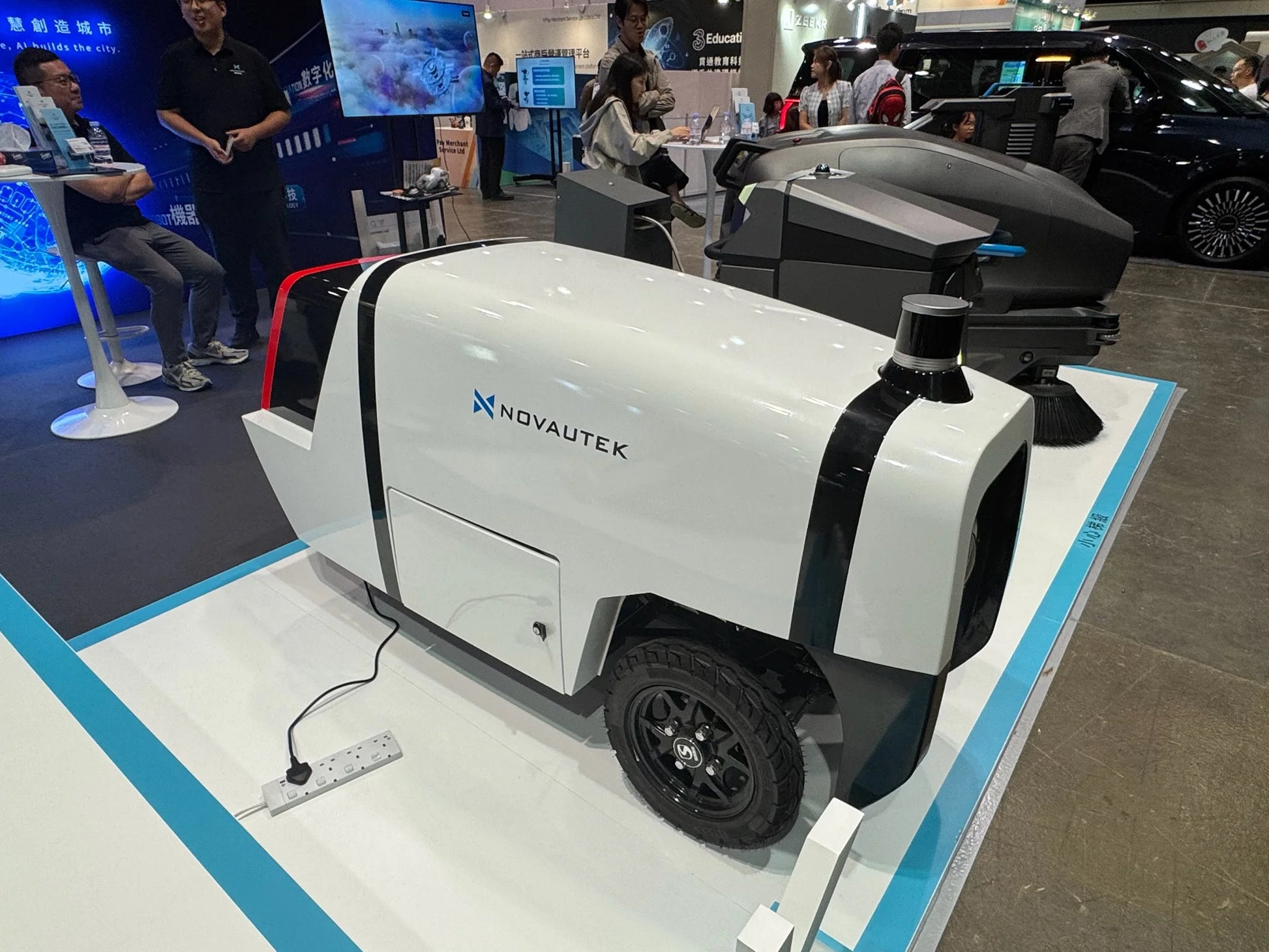 Robot de Livraison Extérieure Autonome SKYBOT 45 km/h Grande Capacité