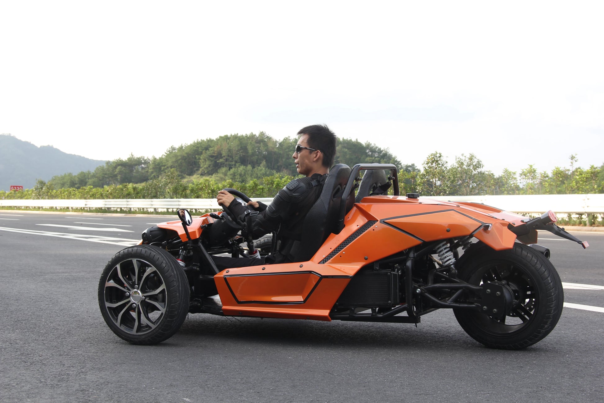 Smart Roadster Électrique Liqian 12000W 72V 150AH Vitesse 120 km/h